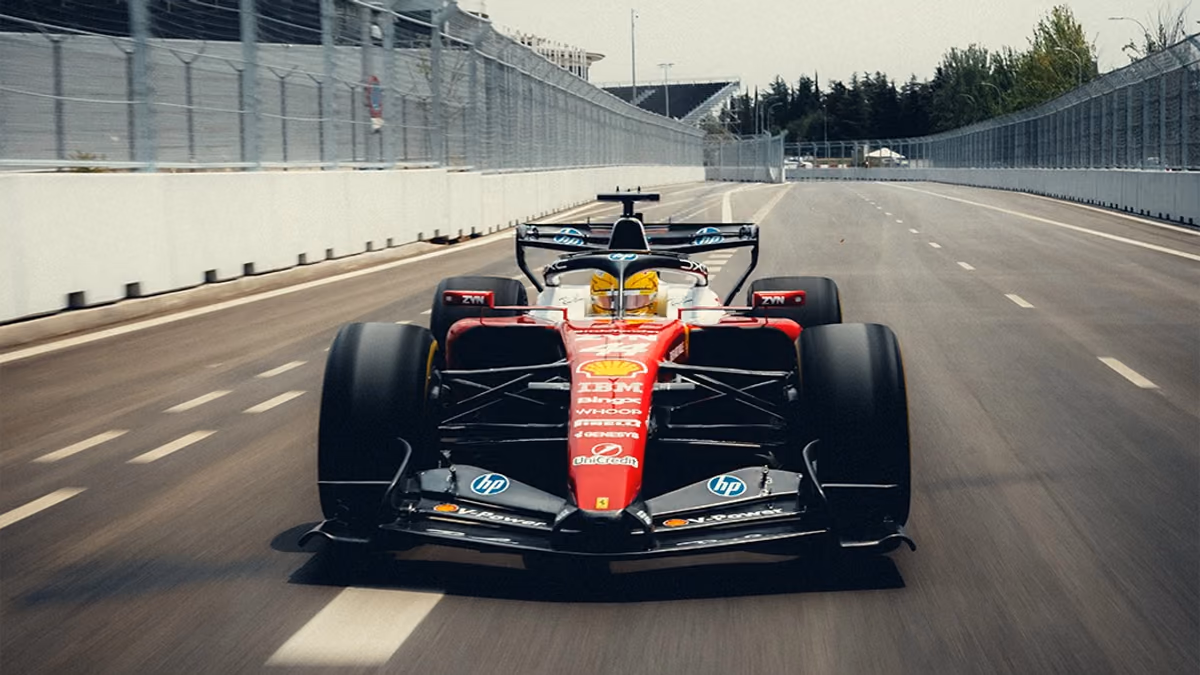 Ferrari de frente na reta do Madring, entre muros e grades, no dia de filmagem da equipe em julho