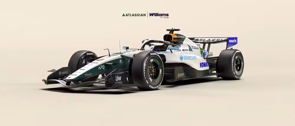 Carro da Williams em estudio, com pintura branca, verde e azul marinho, vista de tres quartos